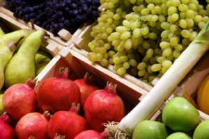 las mejores fruterias de valencia - granadas con platanos y uvas